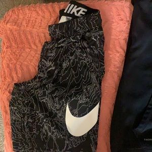 Boys size medium/ used, like brand new! Nike hoodie and basketball shorts!!